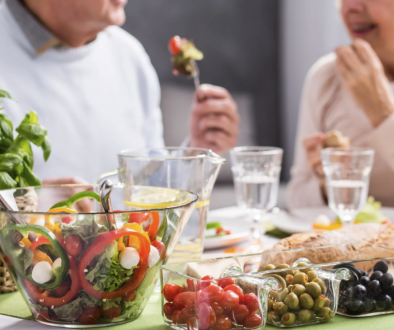 Two people eating a brain-healthy meal